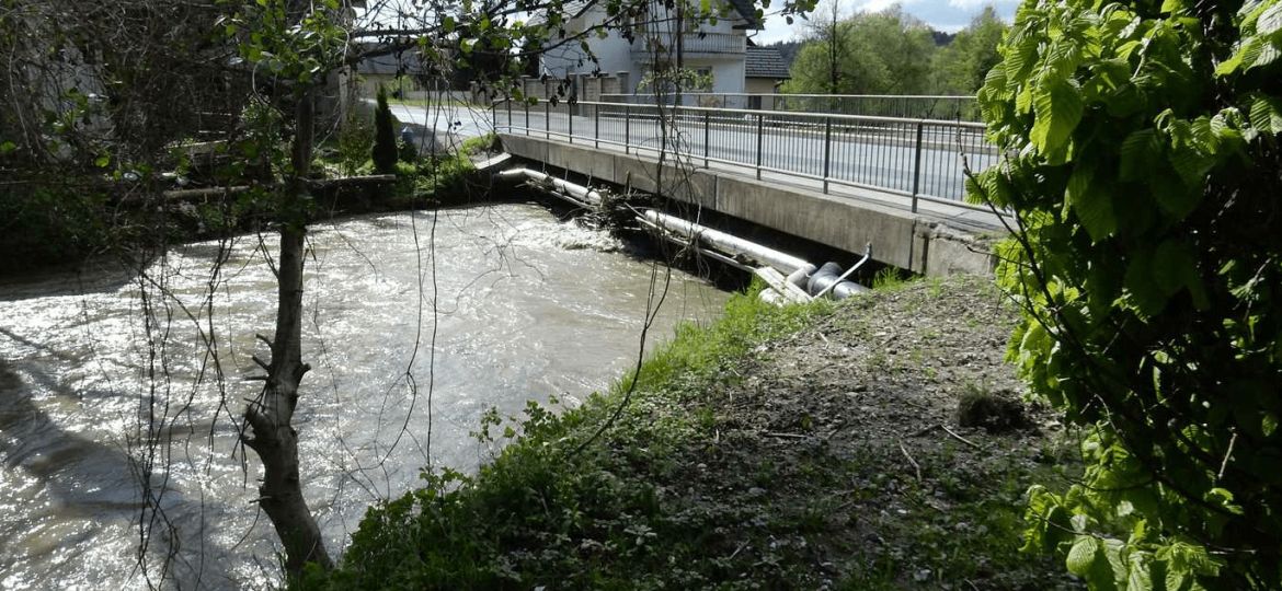 Zaradi poplave ogrožena vodovodna cev na mostu v Kamniku
